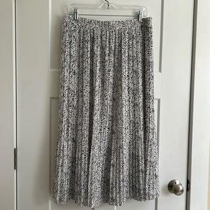 Perfect skirt for travel, work and just a fun piece to have in your closet!